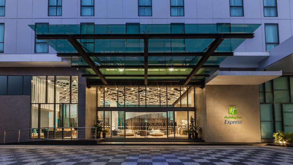 Holiday Inn Express Bangkok Soi Soonvijai 9