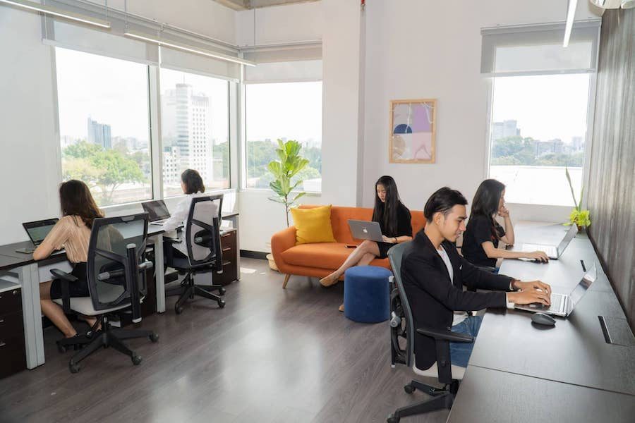 Guide for Business Person: Optimal Day-use Facilities During Transit