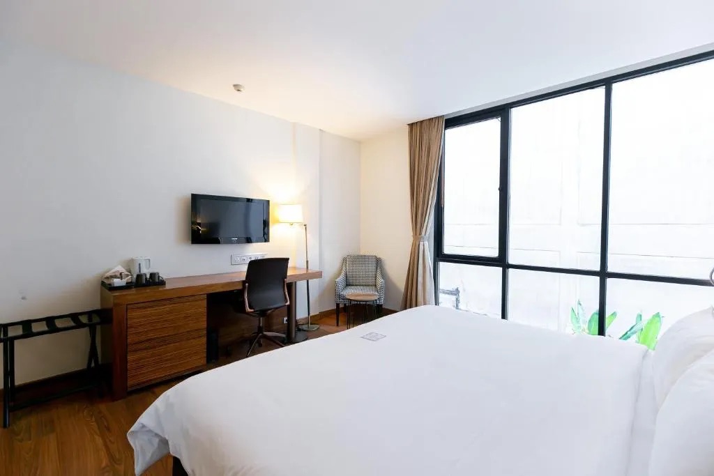 Sacha’s Hotel Uno 4