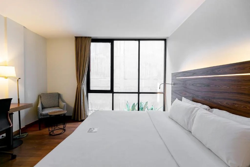 Sacha’s Hotel Uno 3