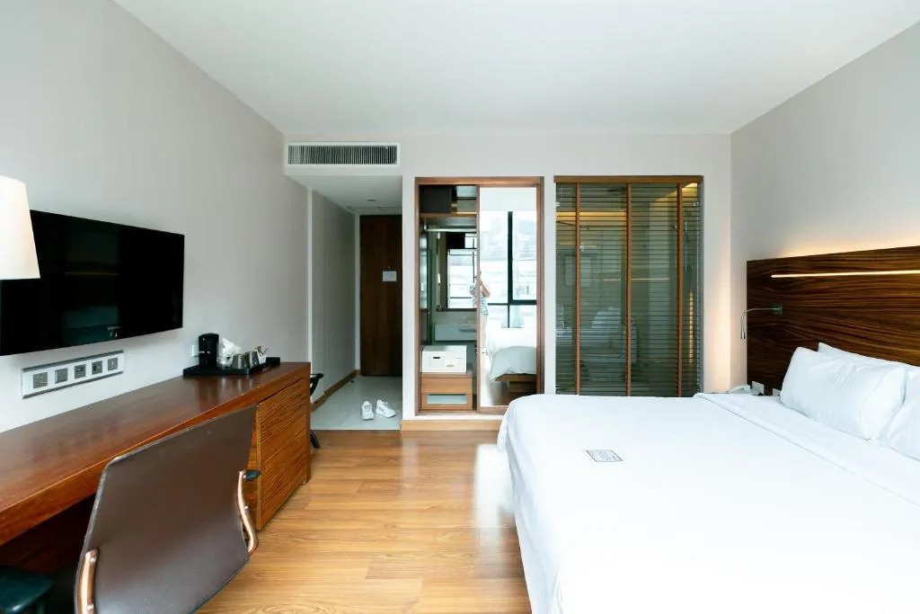 Sacha’s Hotel Uno 8
