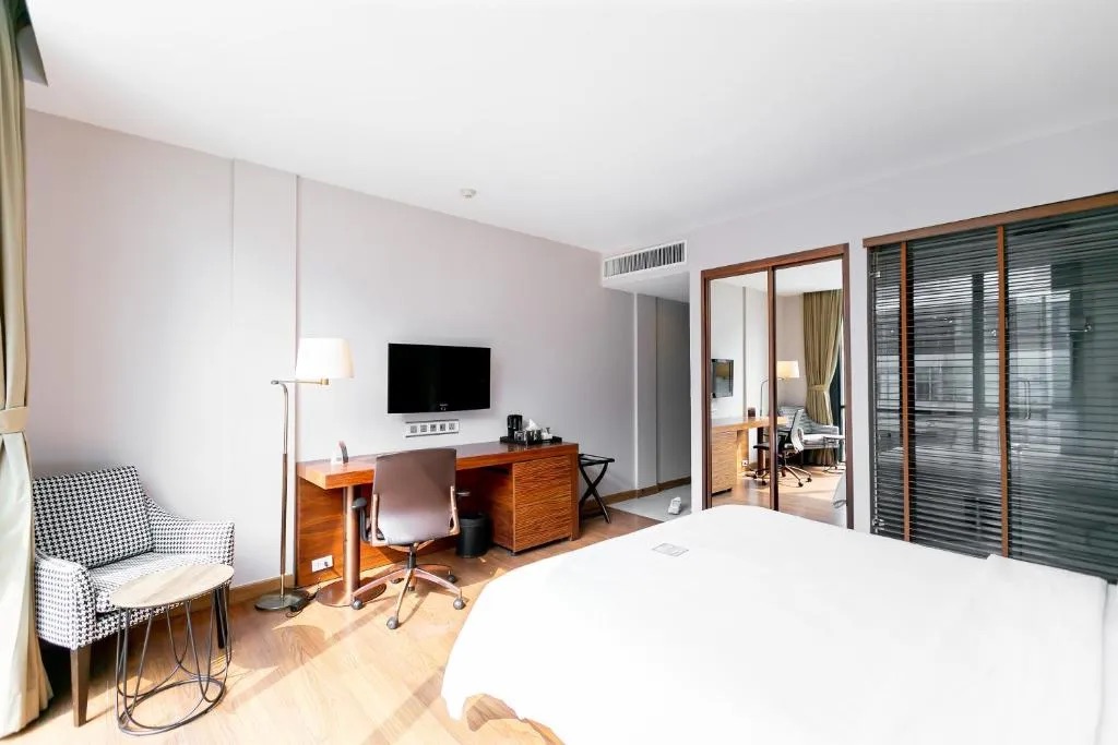 Sacha’s Hotel Uno 14