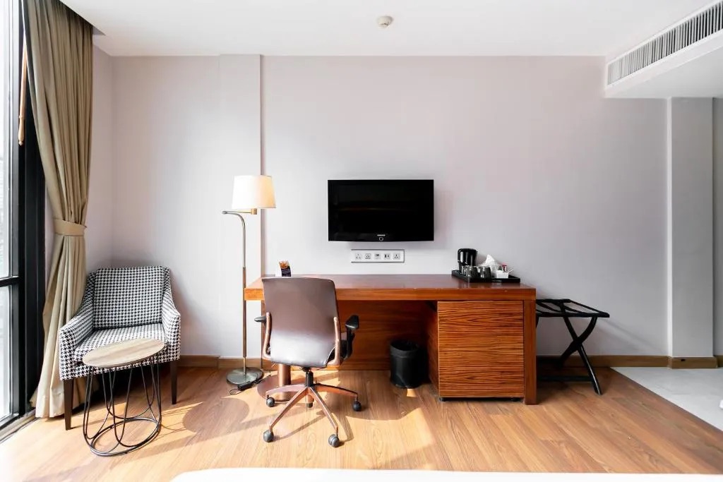 Sacha’s Hotel Uno 15