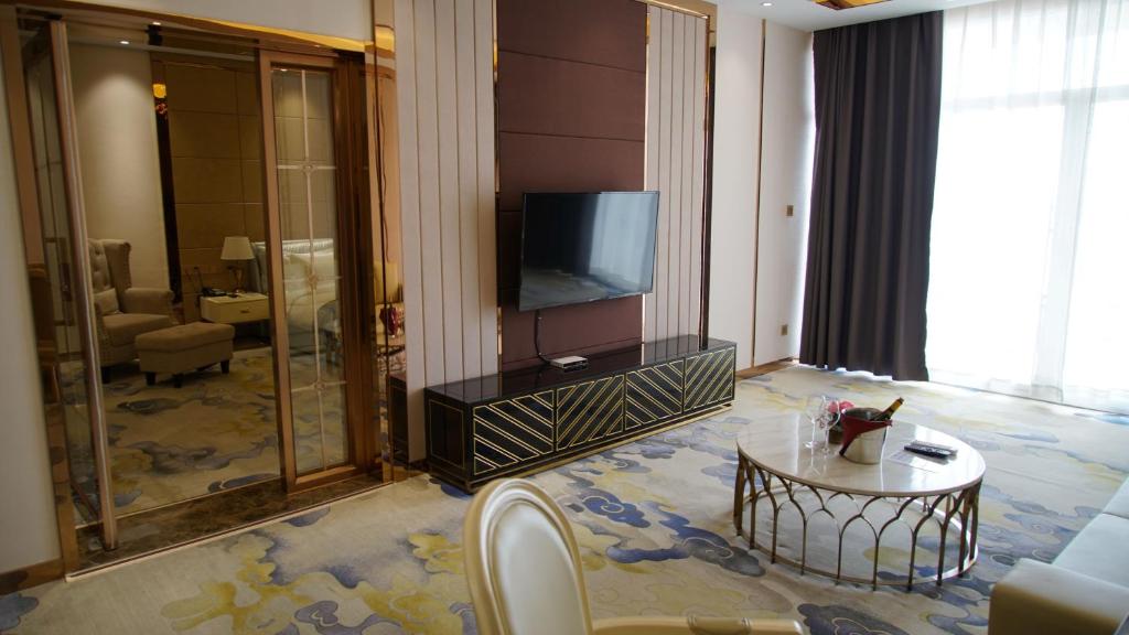 Executive Suite City view 6