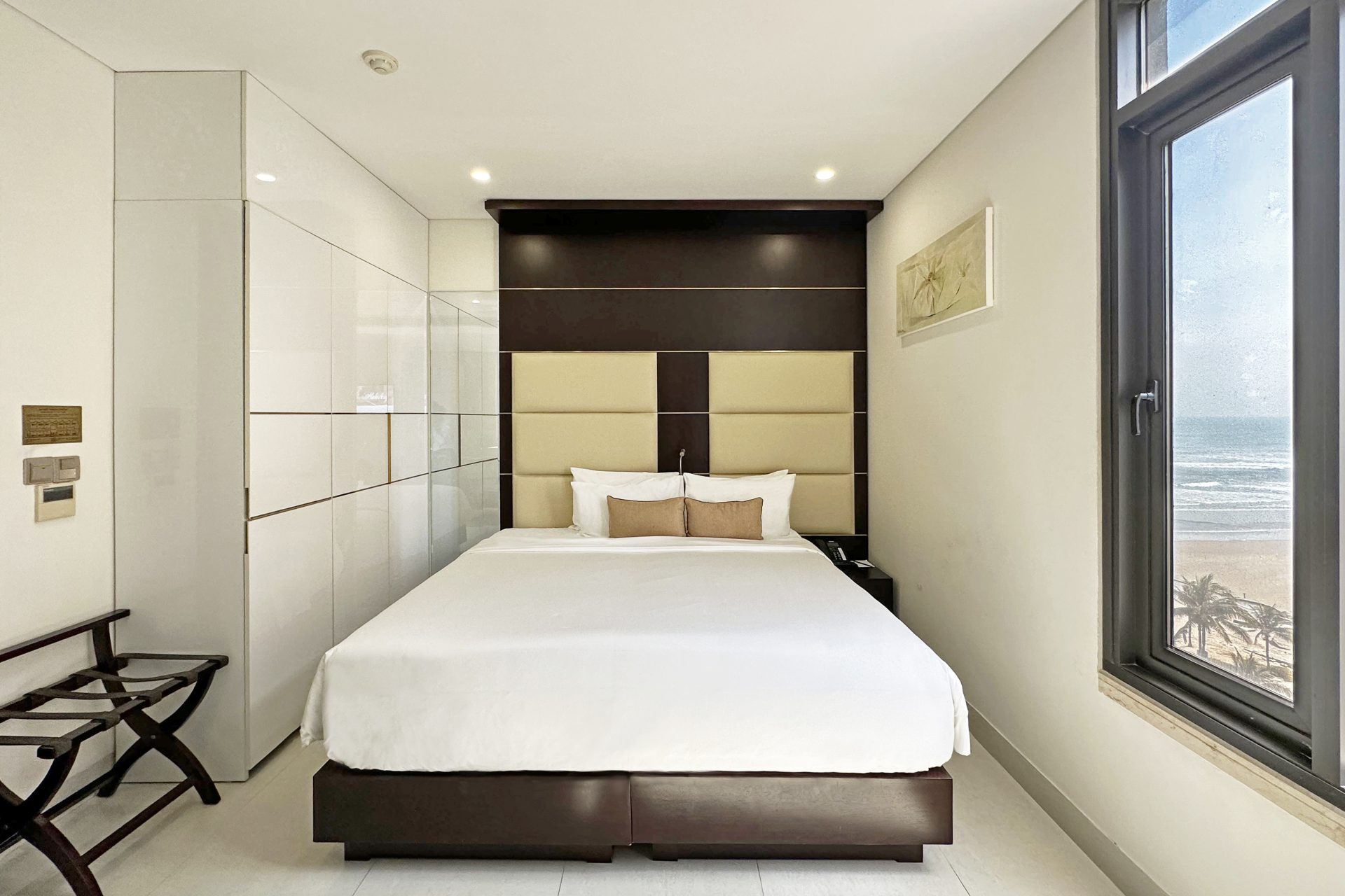 Holiday Beach Hotel Danang 29