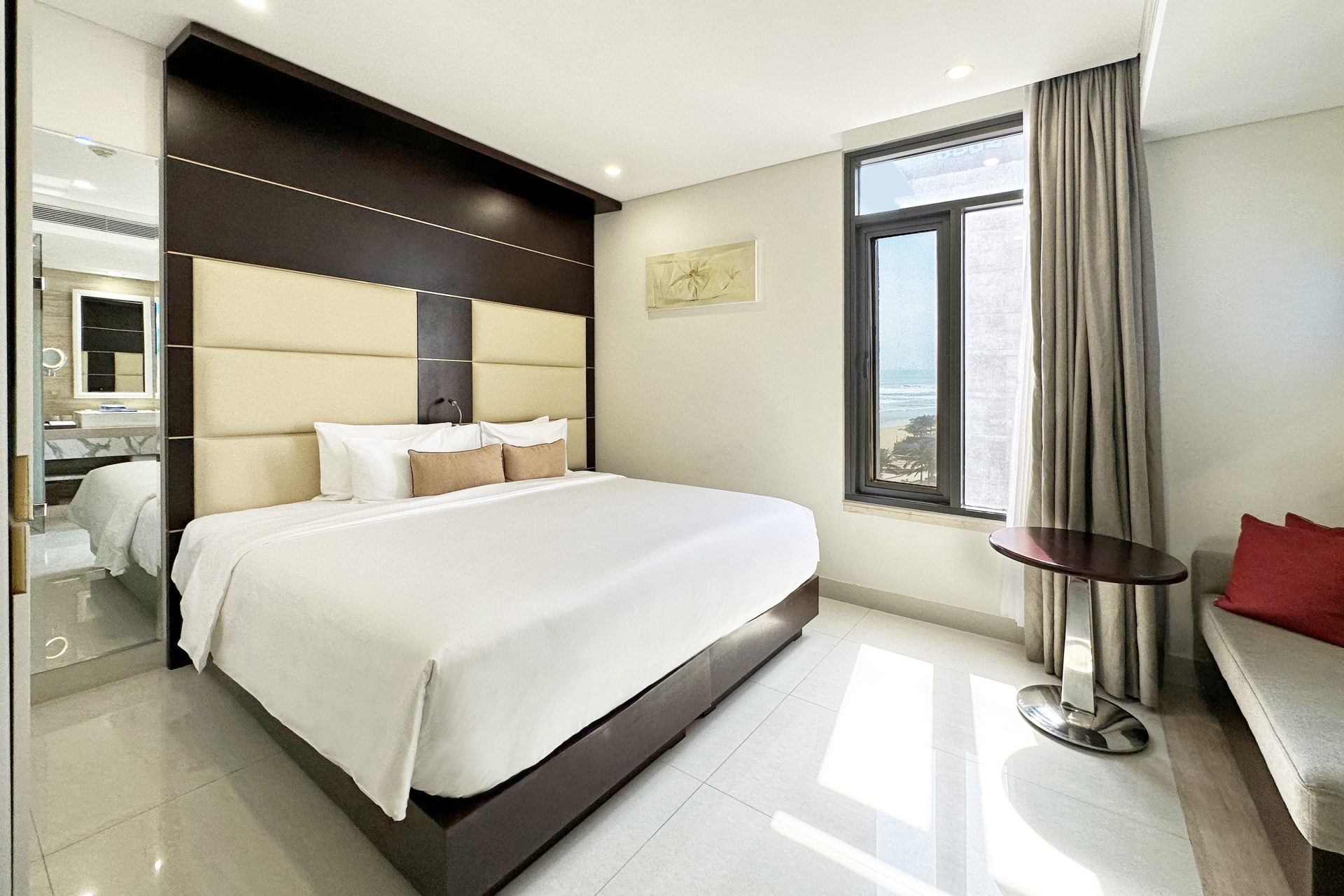 Holiday Beach Hotel Danang 9