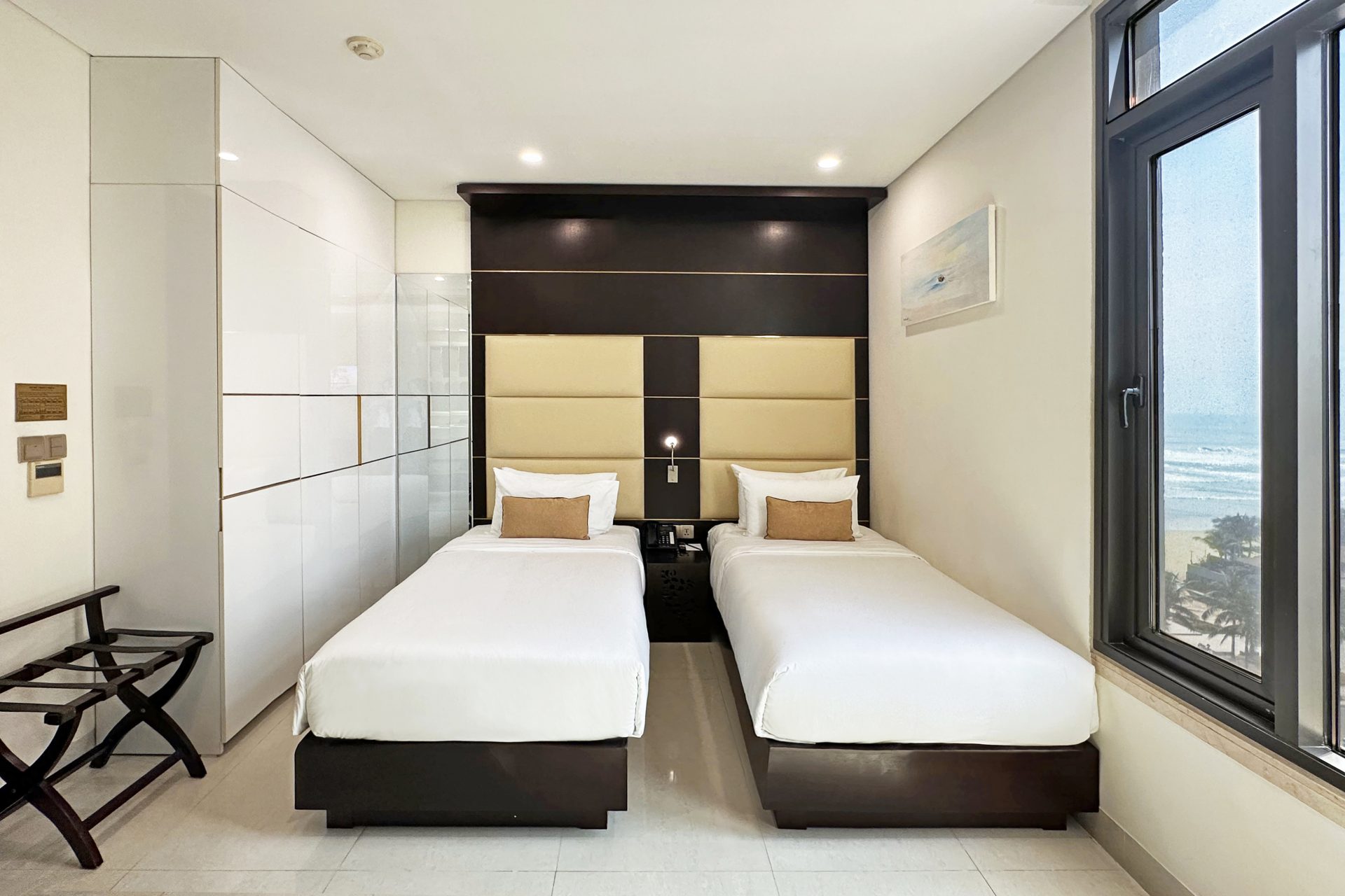 Holiday Beach Hotel Danang 13