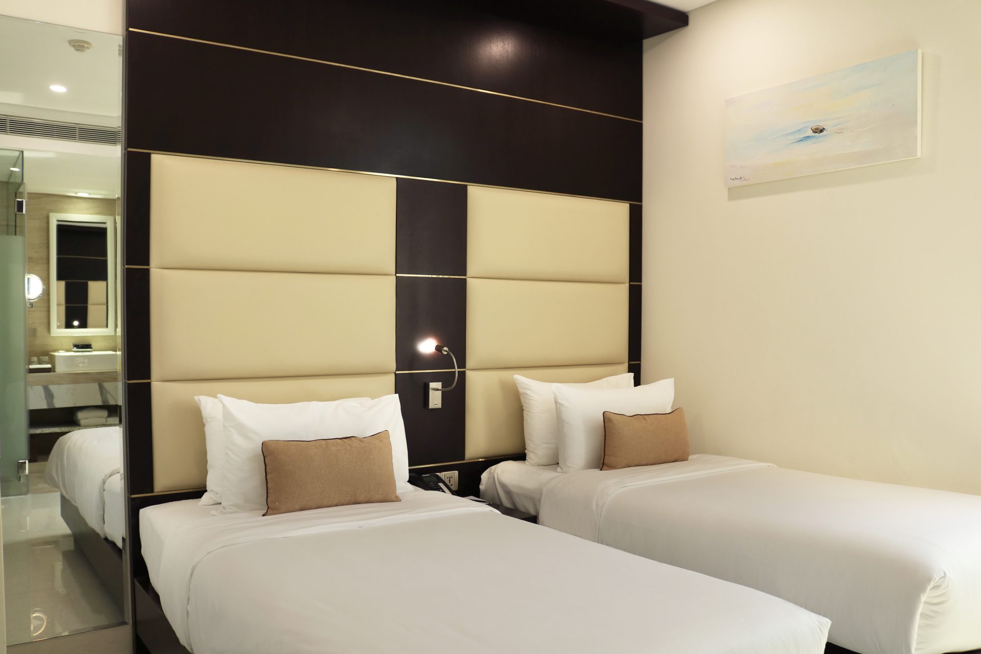 Holiday Beach Hotel Danang 25