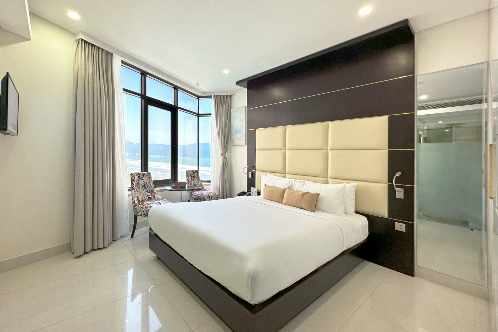 Holiday Beach Hotel Danang 3