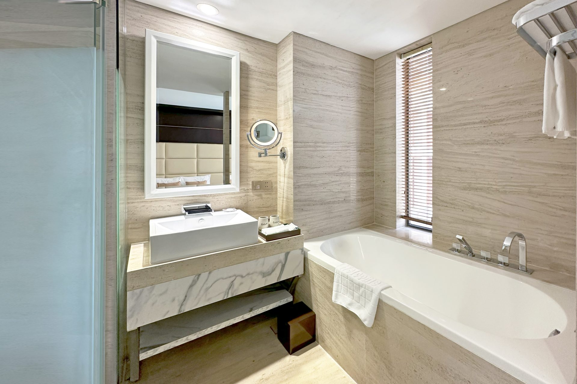 Holiday Beach Hotel Danang 23
