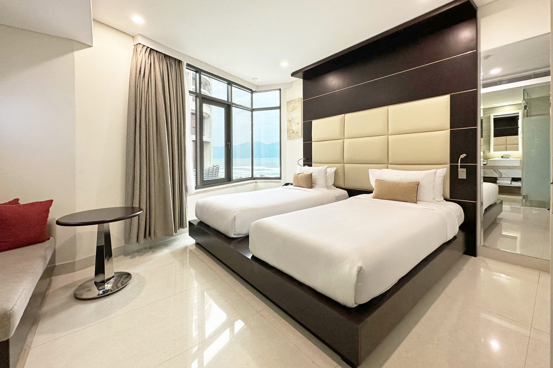 Holiday Beach Hotel Danang 11