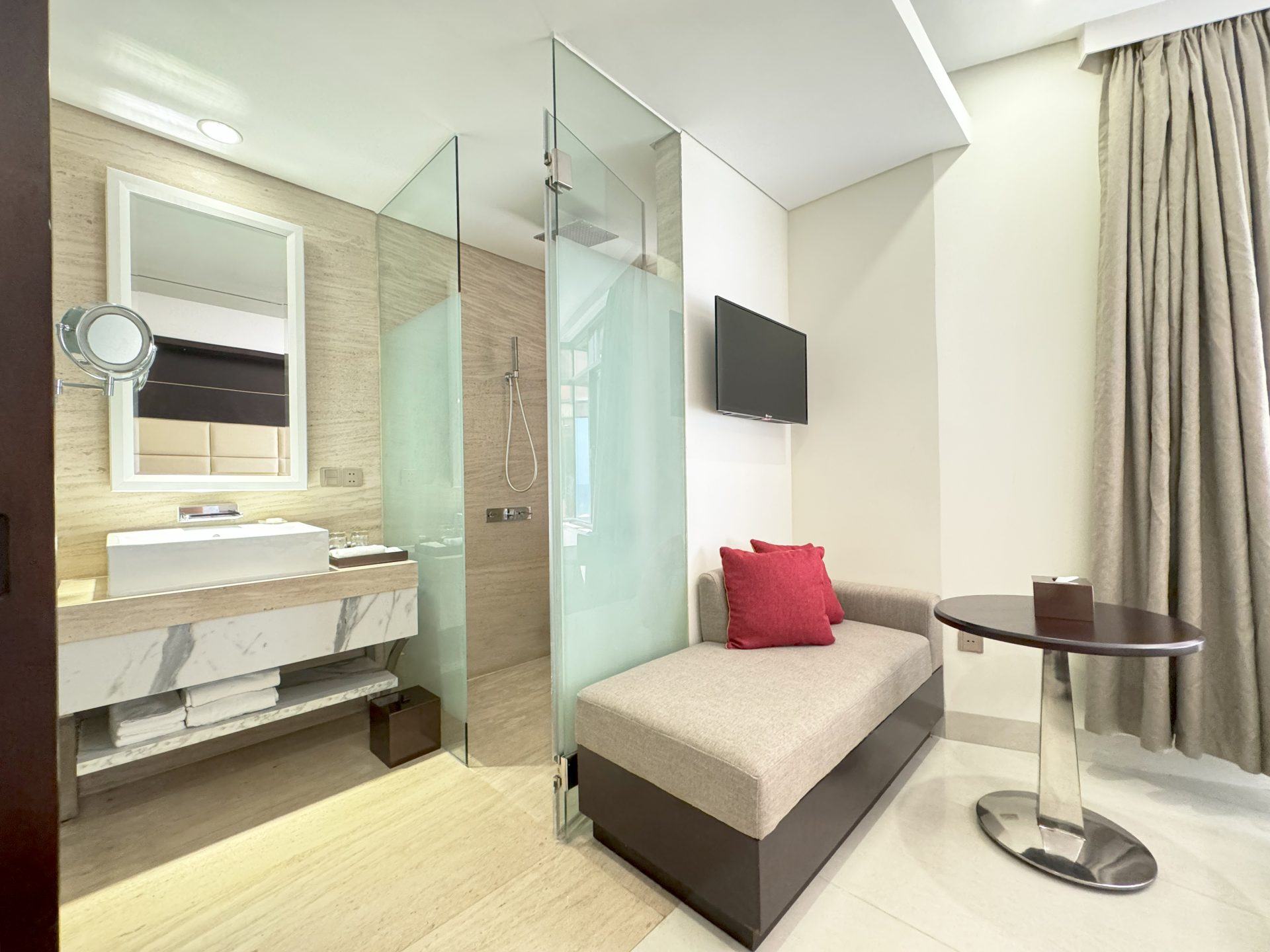 Holiday Beach Hotel Danang 36