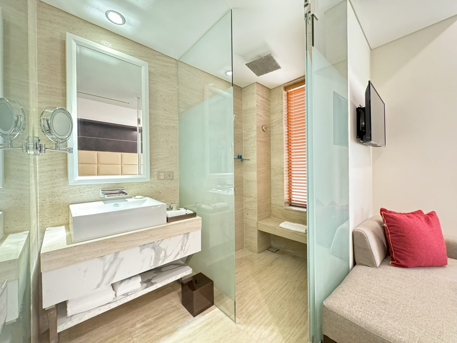 Holiday Beach Hotel Danang 56
