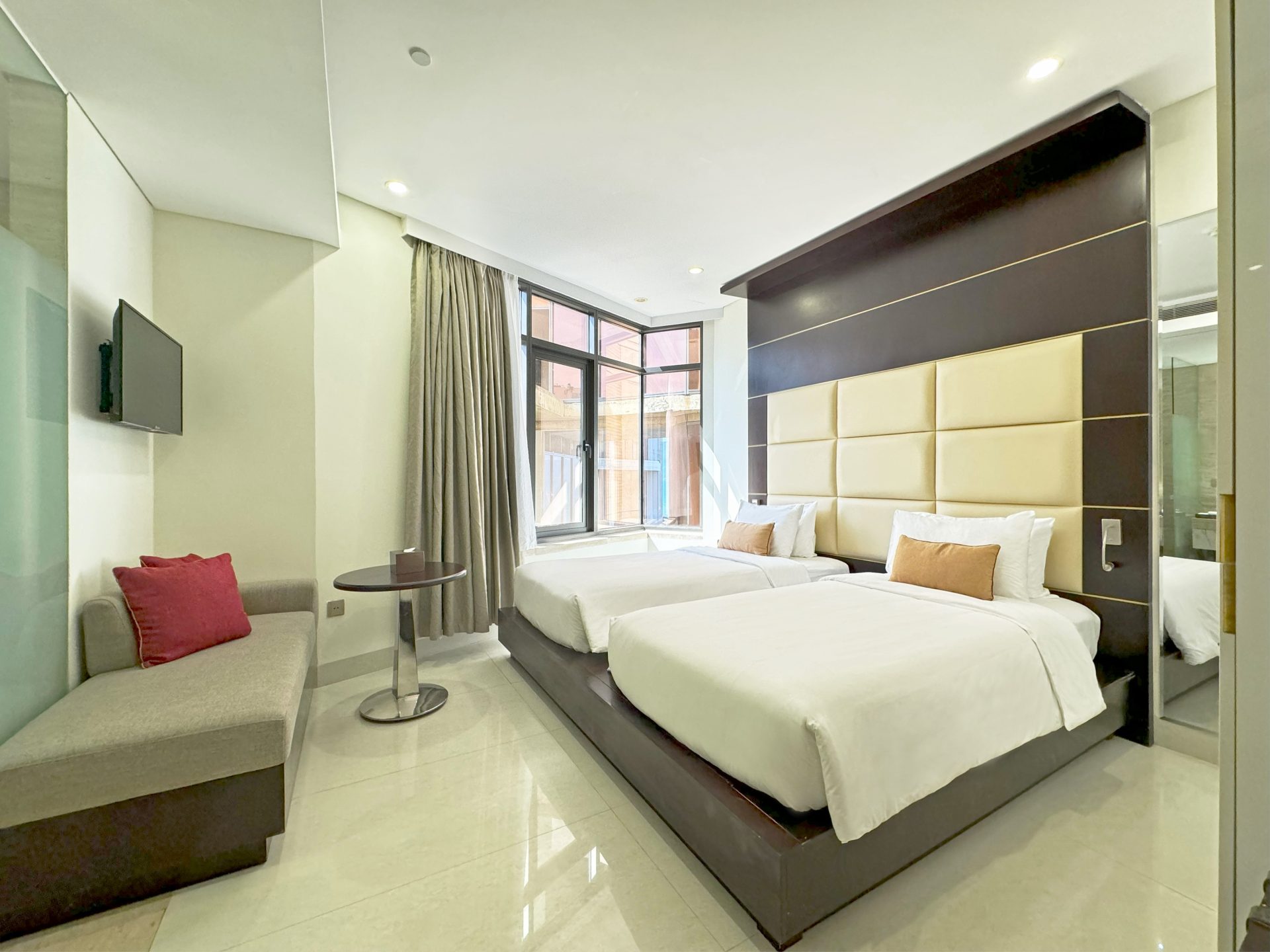 Holiday Beach Hotel Danang 51