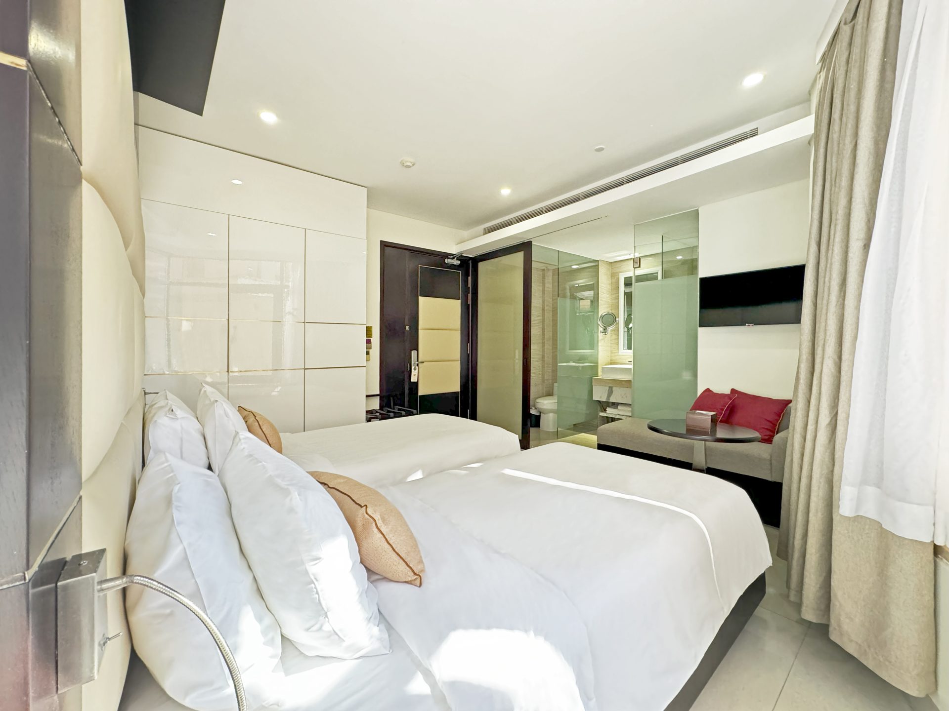 Holiday Beach Hotel Danang 28