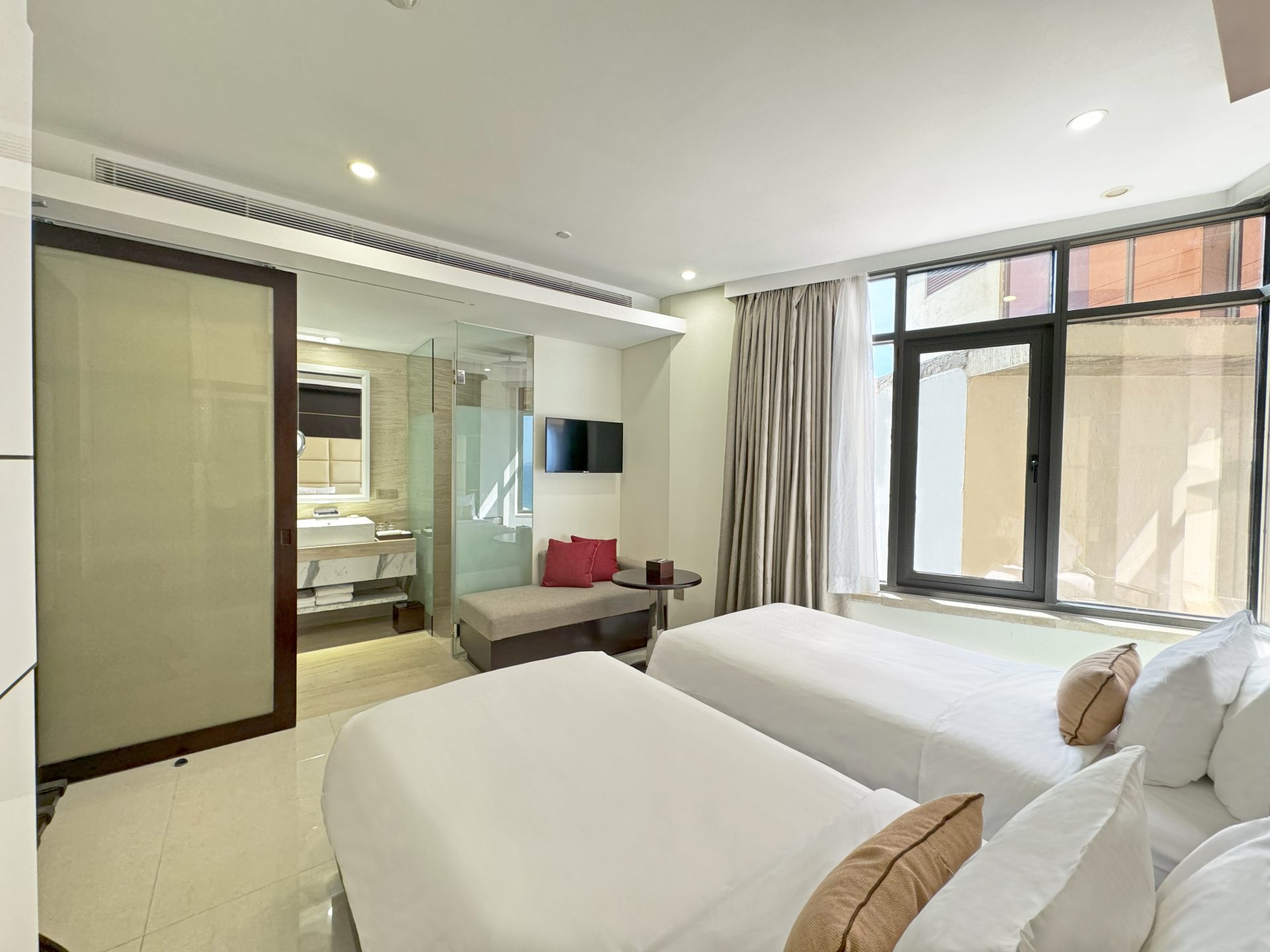 Holiday Beach Hotel Danang 47