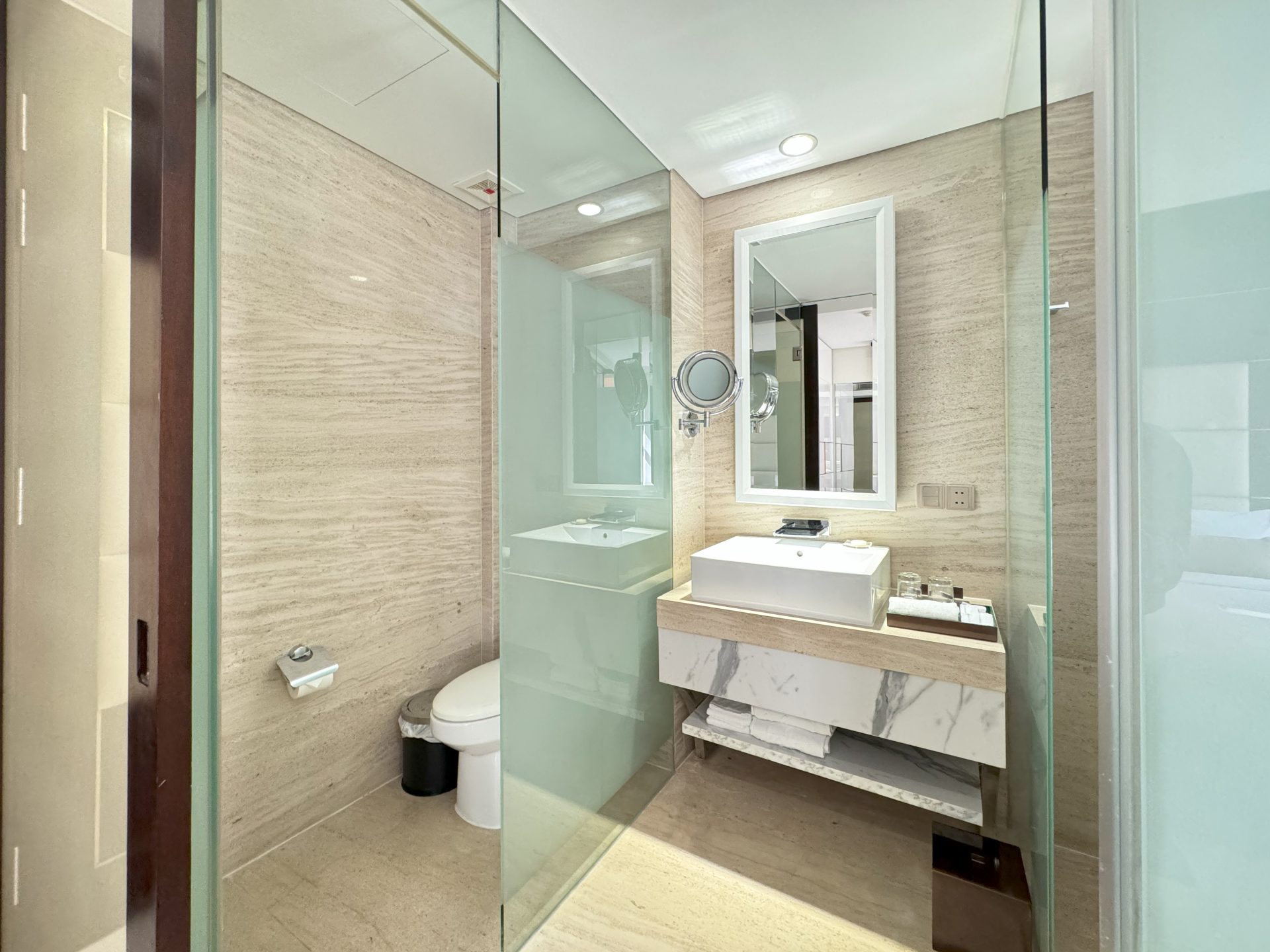 Holiday Beach Hotel Danang 12