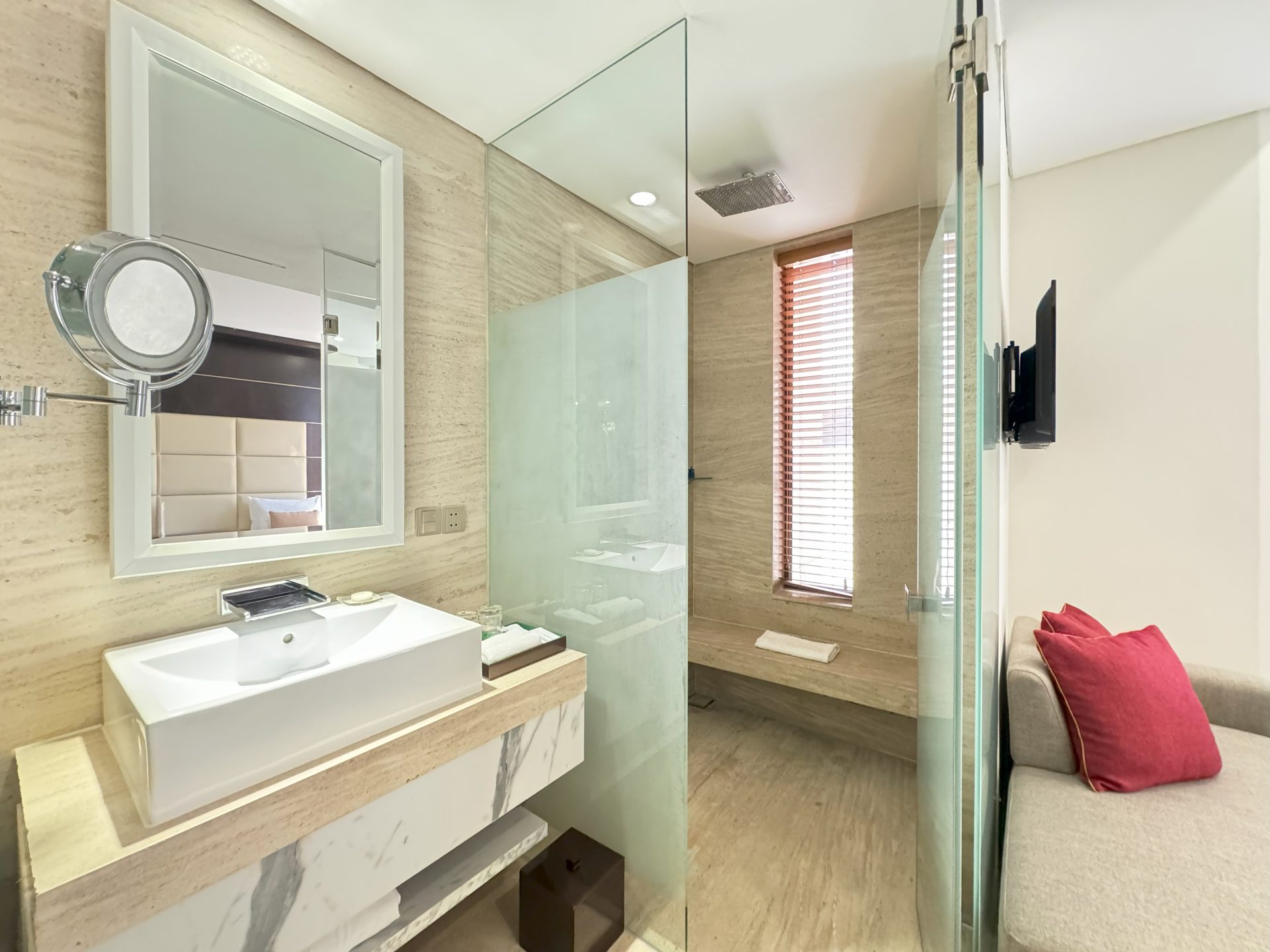 Holiday Beach Hotel Danang 32