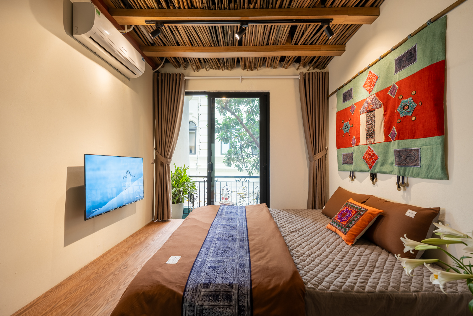 NYNA House-Traditional Studio-Near Walking Streetarden in City-Balcony-Egg Coffee Class 16