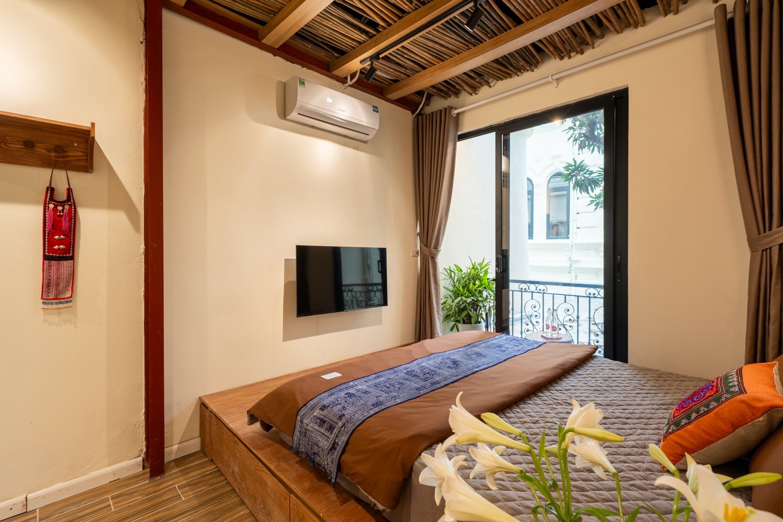 NYNA House-Traditional Studio-Near Walking Streetarden in City-Balcony-Egg Coffee Class 15