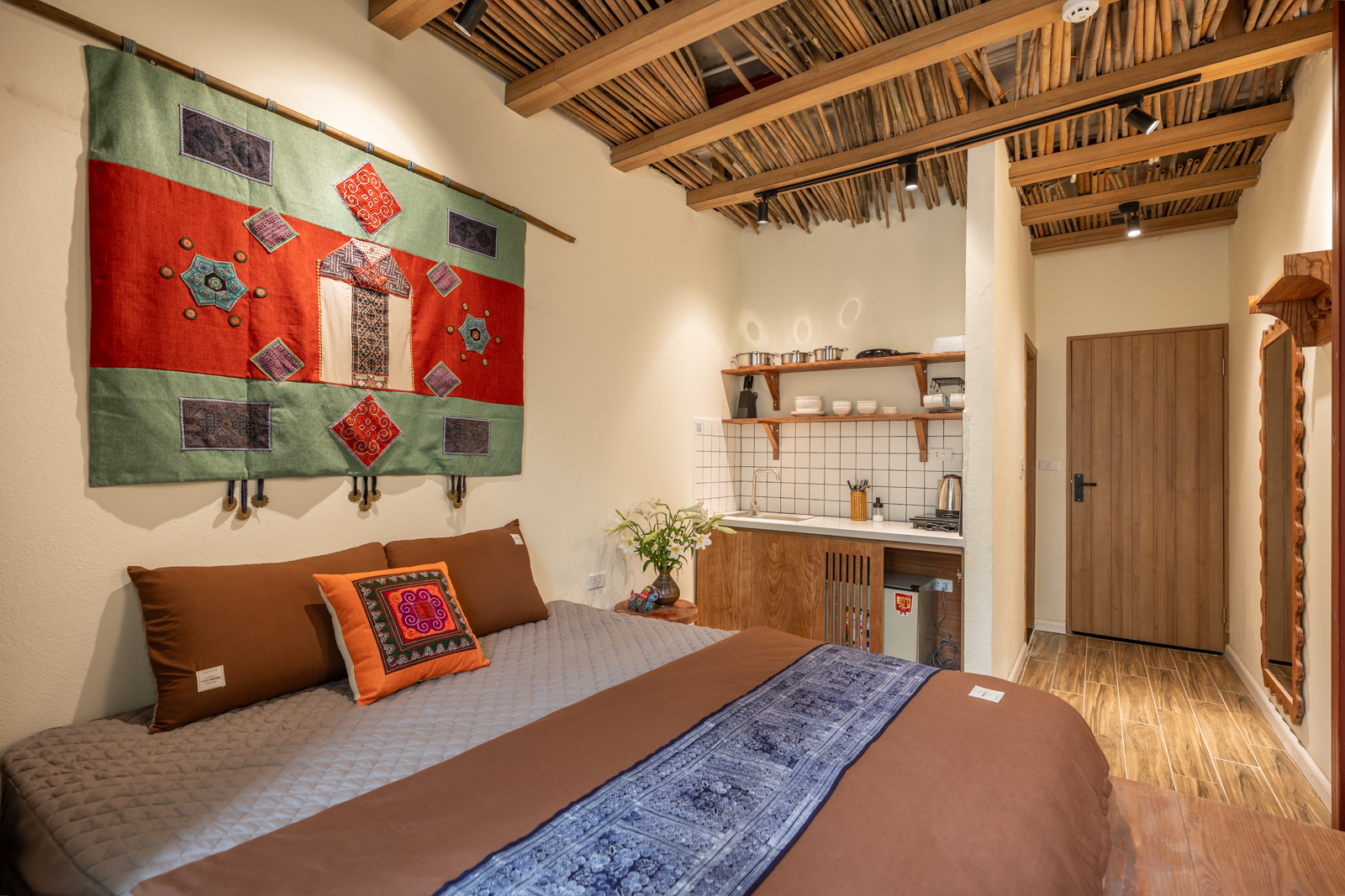 NYNA House-Traditional Studio-Near Walking Streetarden in City-Balcony-Egg Coffee Class 13