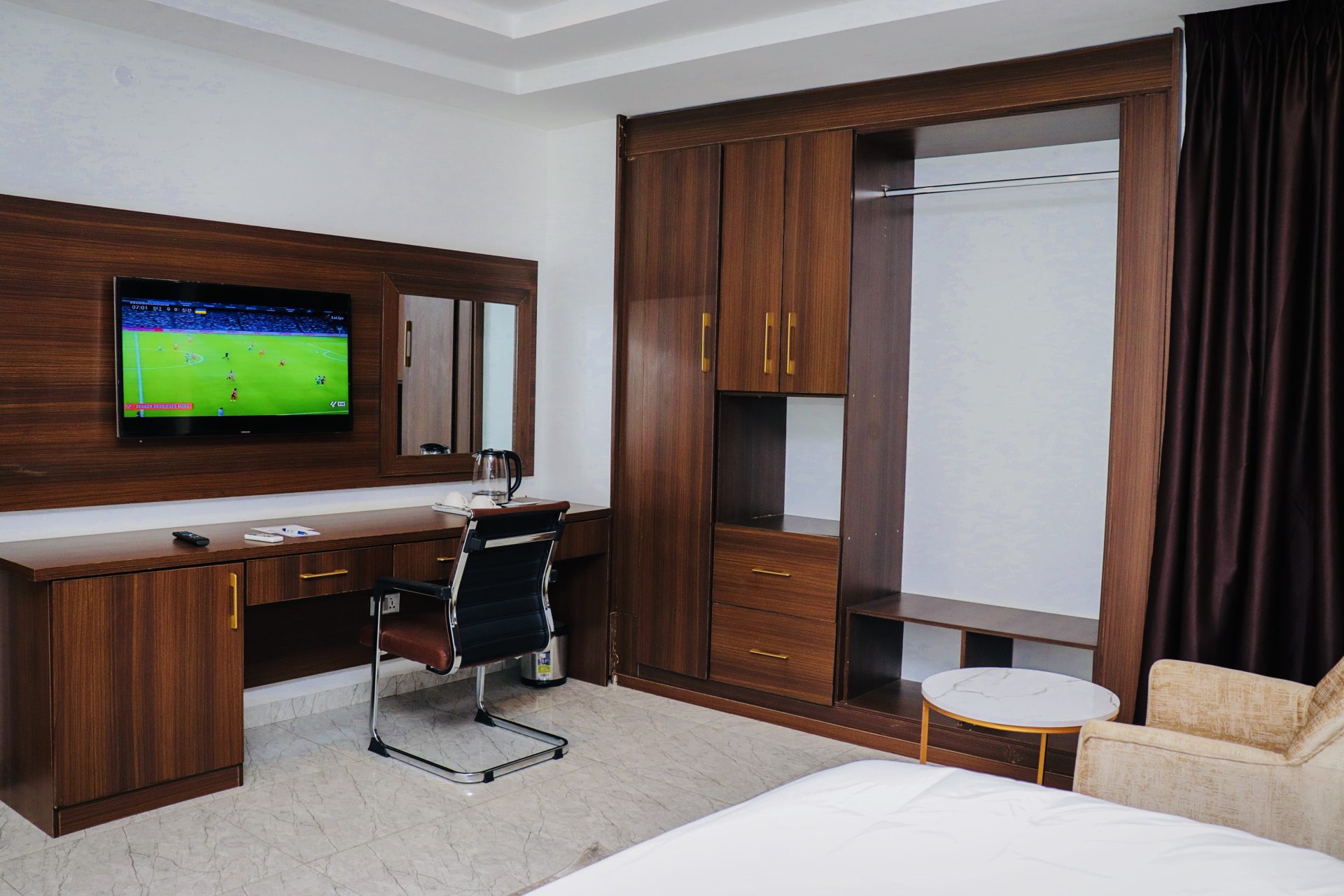 ROYAL ROOM 2