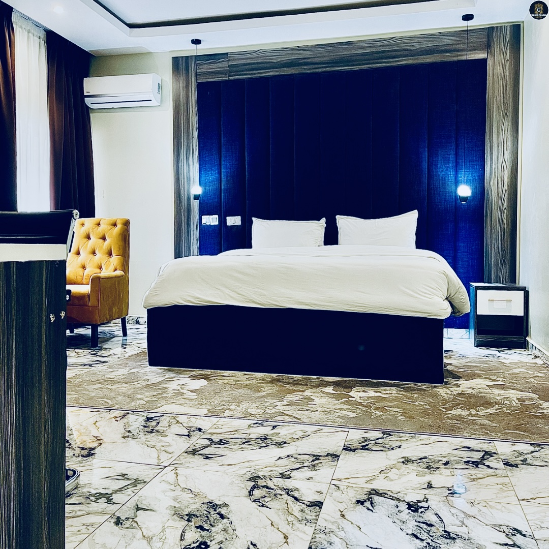 EXECUTIVE ROOM 6
